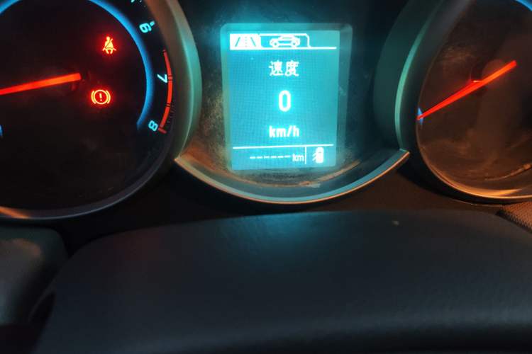 Used Chevrolet Cruze 2015 1.5L Classic SE AT Odometer Close Up