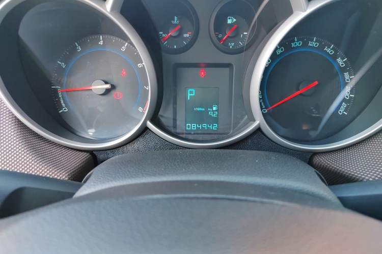 Used Chevrolet Cruze 2015 Hatchback 1.6L Automatic Comfort Edition Odometer Close Up