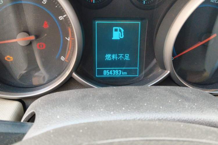 Used Chevrolet Cruze 2015 1.5L Classic SE AT Odometer Close Up