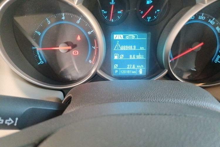 Used Chevrolet Cruze 2015 1.5L Classic SE AT Odometer Close Up