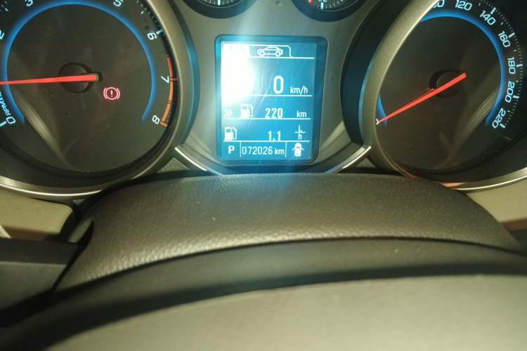 Used Chevrolet Cruze 2015 1.5L Classic SE AT Odometer Close Up