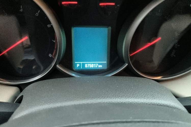 Used Chevrolet Cruze 2015 1.5L Classic SE AT Odometer Close Up