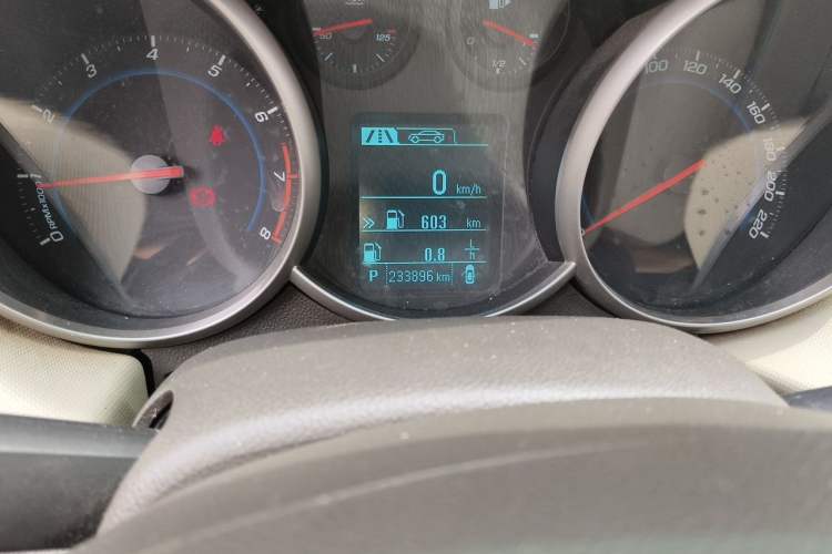 Used Chevrolet Cruze 2015 1.5L Classic SE AT Odometer Close Up
