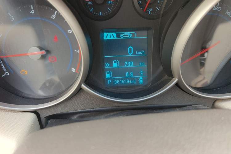 Used Chevrolet Cruze 2015 1.5L Classic SE AT Odometer Close Up
