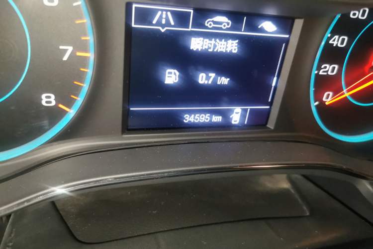 Used Chevrolet Cruze 2015 1.4T Manual Elite Edition Odometer Close Up
