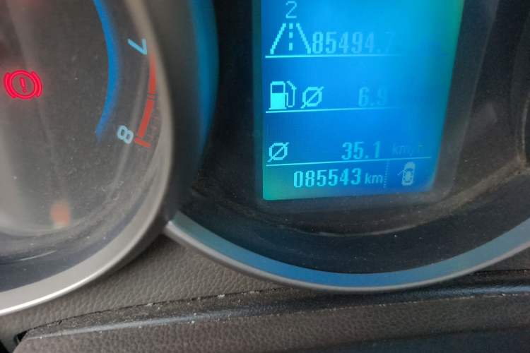 Used Chevrolet Cruze 2015 1.5L Classic SL MT Odometer Close Up