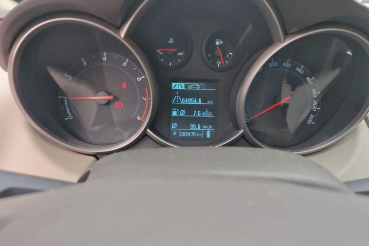Used Chevrolet Cruze 2015 1.5L Classic SE AT Odometer Close Up