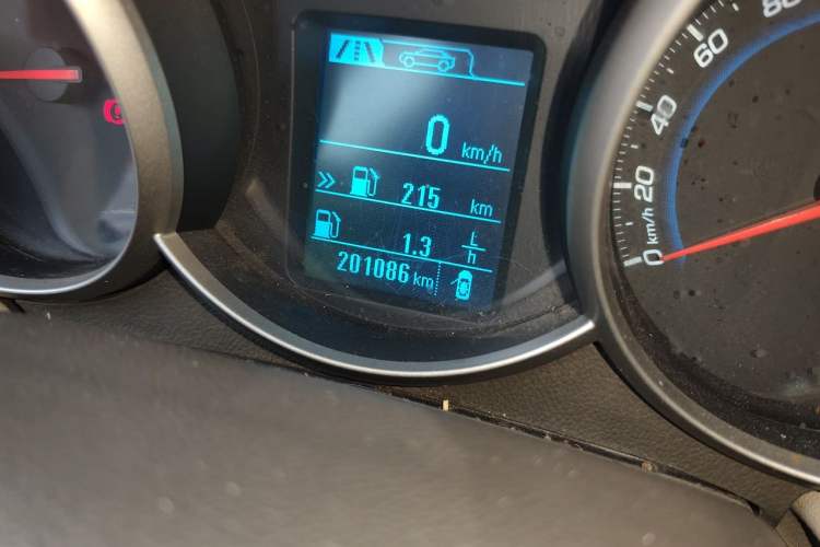 Used Chevrolet Cruze 2015 1.5L Classic SE MT Odometer Close Up