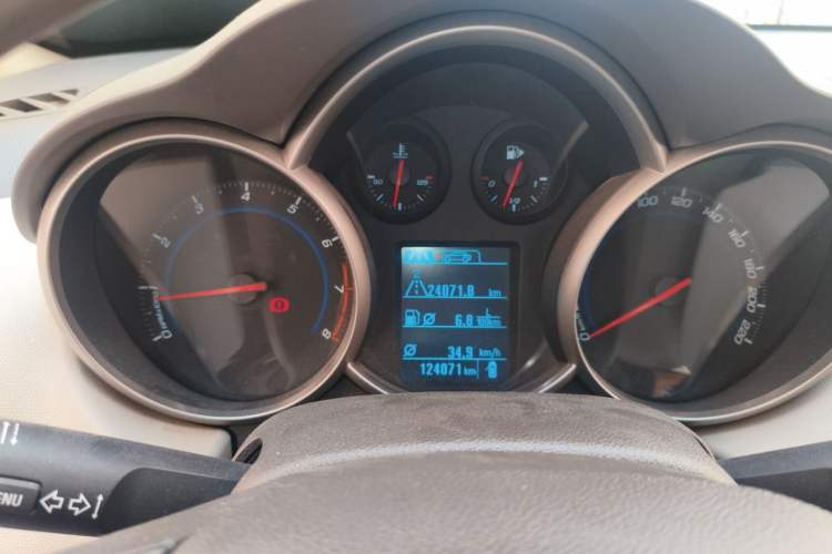Used Chevrolet Cruze 2015 1.5L Classic SE MT Odometer Close Up
