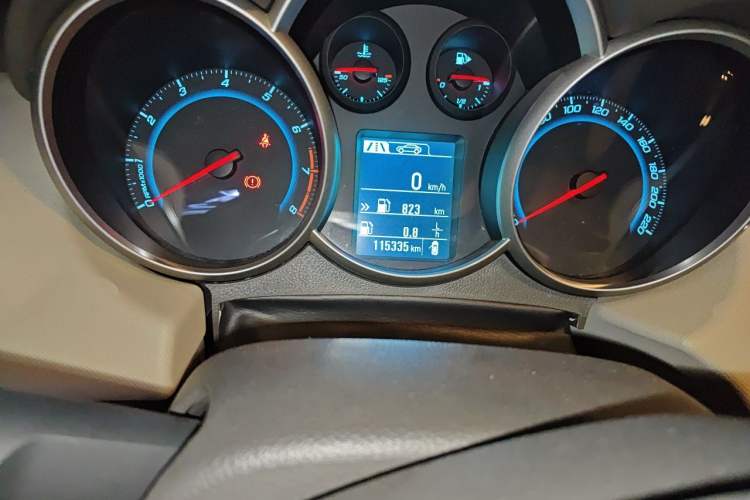 Used Chevrolet Cruze 2015 1.5L Classic SE MT Odometer Close Up