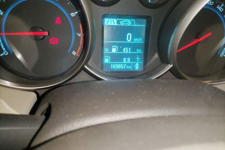Used Chevrolet Cruze 2015 1.5L Classic SL MT Odometer Close Up