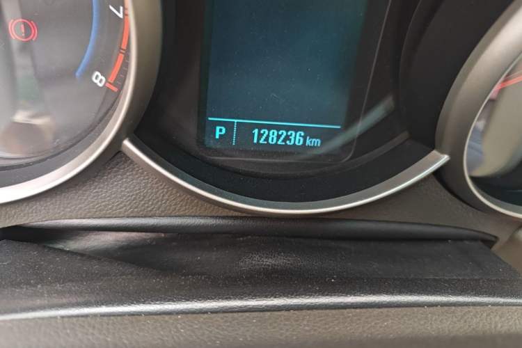 Used Chevrolet Cruze 2015 1.5L Classic SE AT Odometer Close Up
