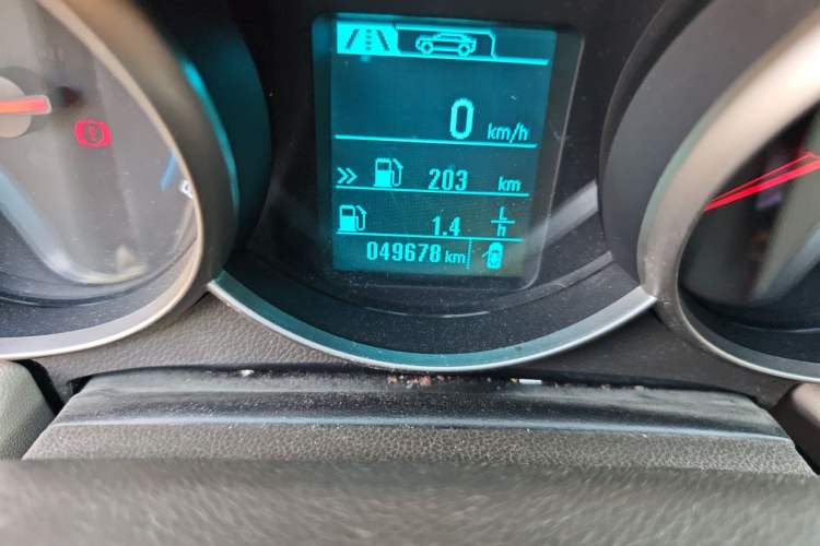 Used Chevrolet Cruze 2015 1.5L Classic SL MT Odometer Close Up