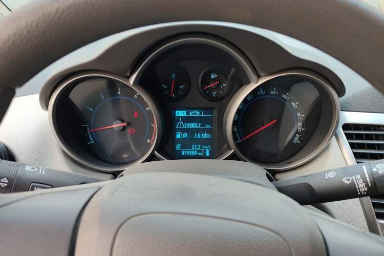 Used Chevrolet Cruze 2015 1.5L Classic SL MT Odometer Close Up