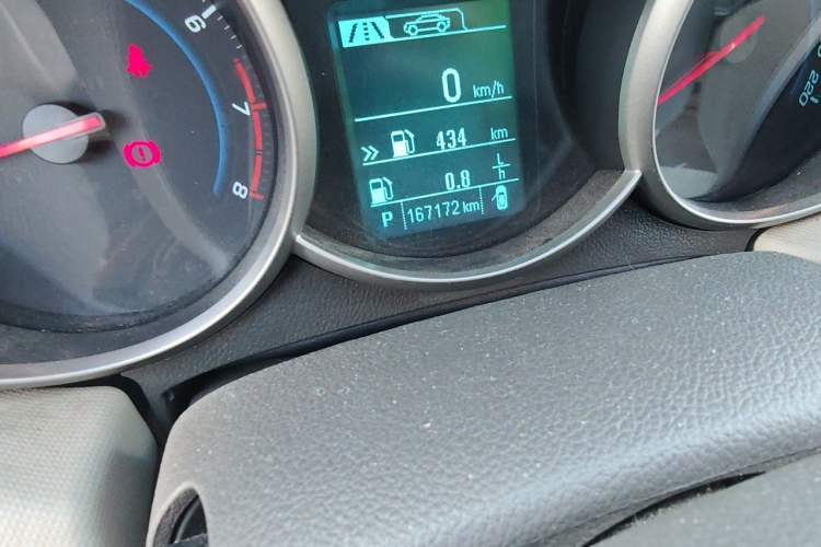 Used Chevrolet Cruze 2015 1.5L Classic SE AT Odometer Close Up