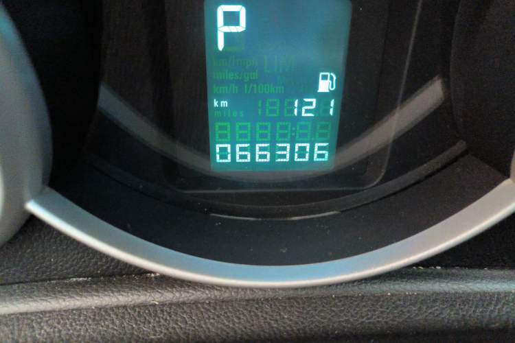 Used Chevrolet Cruze 2015 Hatchback 1.6L Automatic Comfort Edition Odometer Close Up
