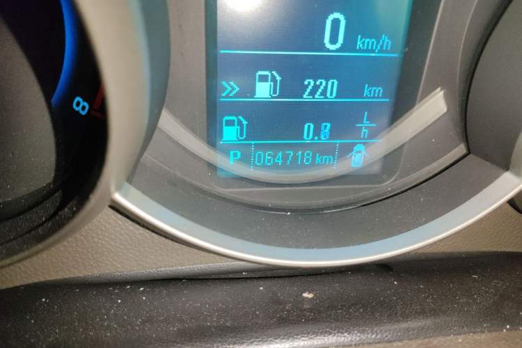 Used Chevrolet Cruze 2015 1.5L Classic SE AT Odometer Close Up