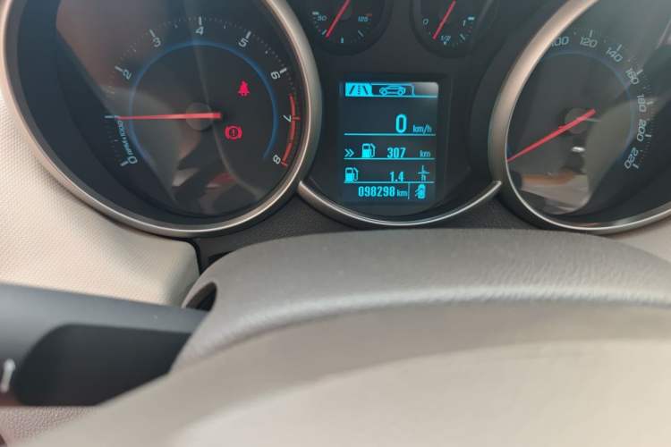 Used Chevrolet Cruze 2015 1.5L Classic SE MT Odometer Close Up