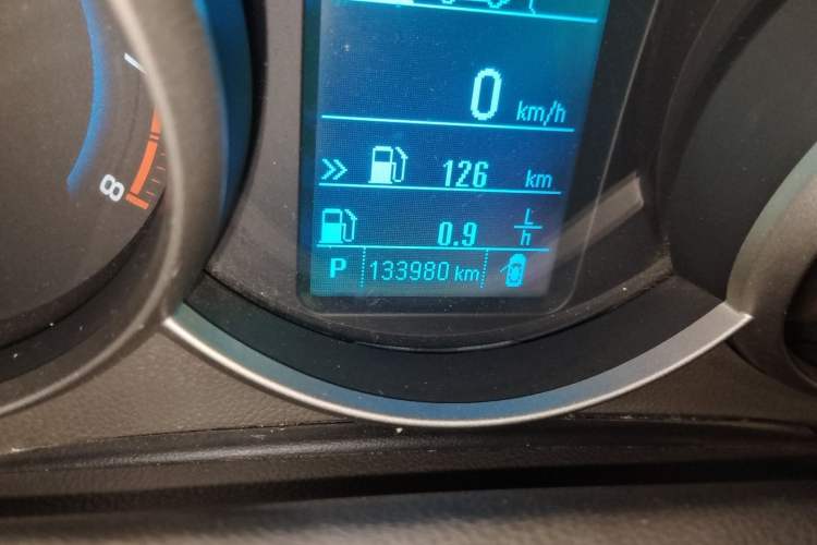 Used Chevrolet Cruze 2015 1.5L Classic SE AT Odometer Close Up