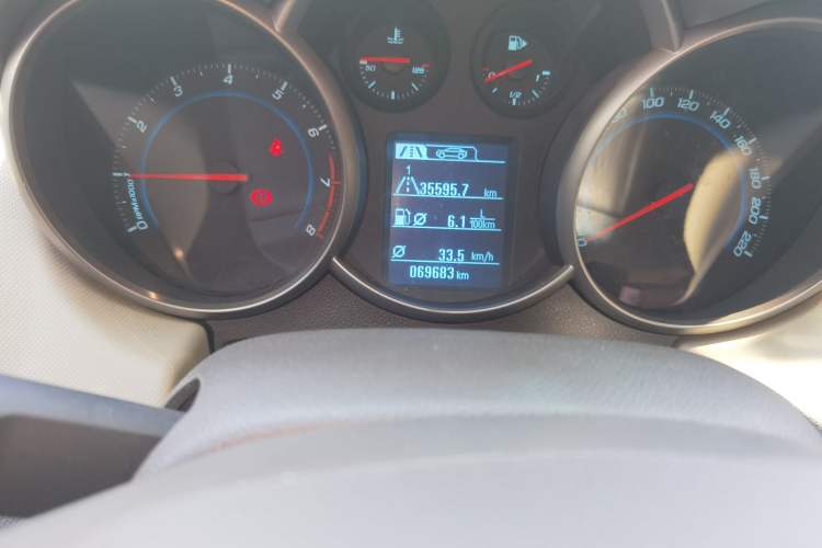 Used Chevrolet Cruze 2015 1.5L Classic SE MT Odometer Close Up