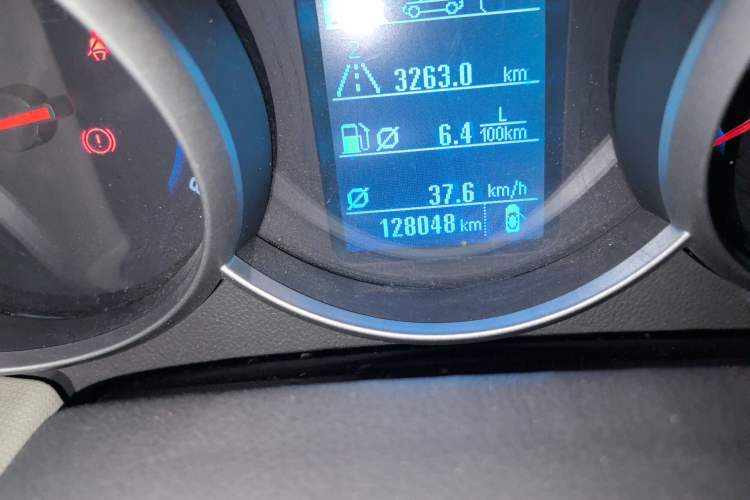 Used Chevrolet Cruze 2015 1.5L Classic SE MT Odometer Close Up