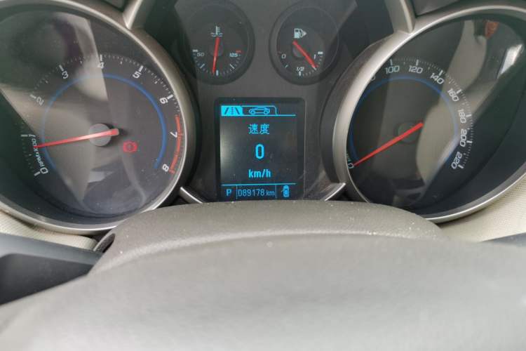 Used Chevrolet Cruze 2015 1.5L Classic SE AT Odometer Close Up