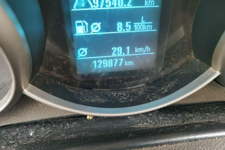 Used Chevrolet Cruze 2015 1.5L Classic SE MT Odometer Close Up