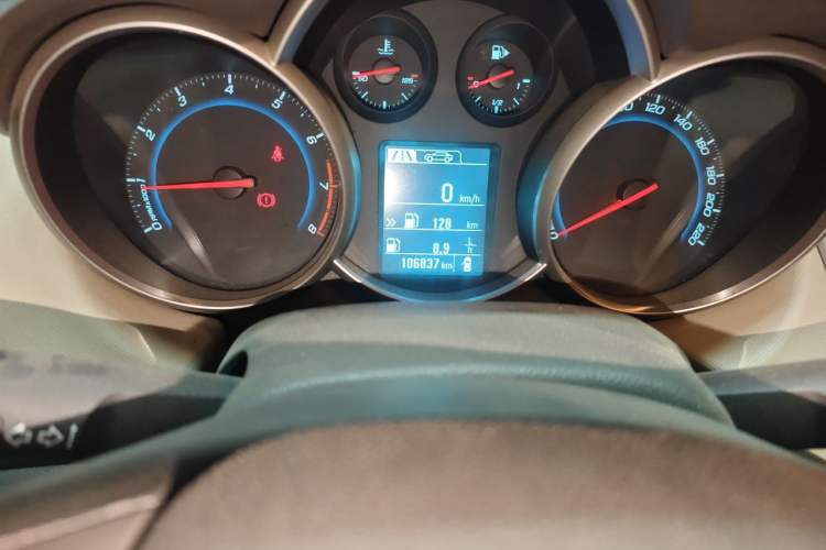 Used Chevrolet Cruze 2015 1.5L Classic SE MT Odometer Close Up