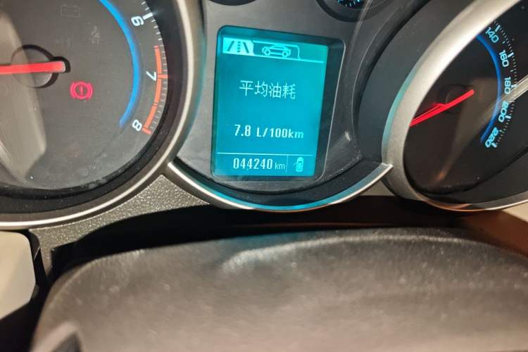 Used Chevrolet Cruze 2015 1.5L Classic SL MT Odometer Close Up