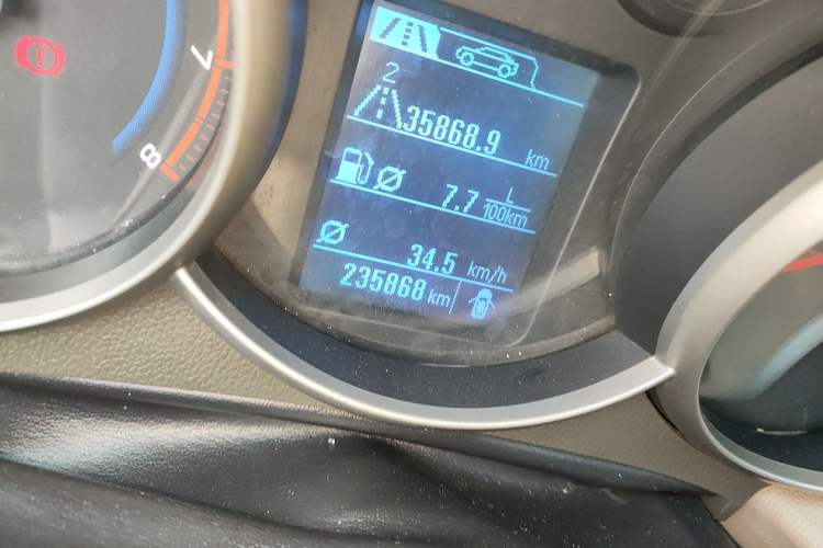 Used Chevrolet Cruze 2015 1.5L Classic SE MT Odometer Close Up