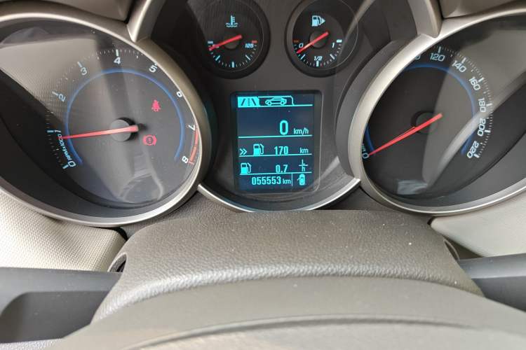 Used Chevrolet Cruze 2015 1.5L Classic SE MT Odometer Close Up