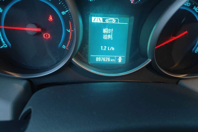 Used Chevrolet Cruze 2015 1.5L Classic SL MT Odometer Close Up
