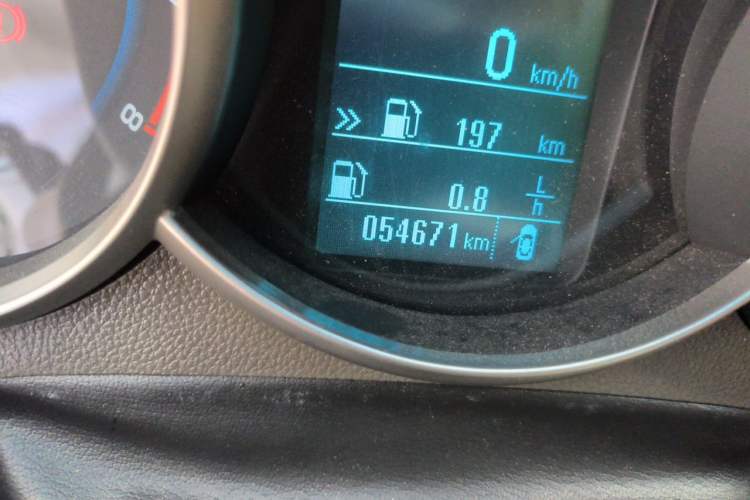 Used Chevrolet Cruze 2015 1.5L Classic SL MT Odometer Close Up