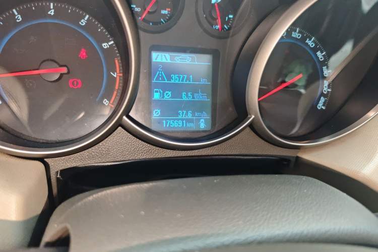 Used Chevrolet Cruze 2015 1.5L Classic SE MT Odometer Close Up
