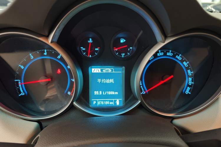 Used Chevrolet Cruze 2015 1.5L Classic SE AT Odometer Close Up