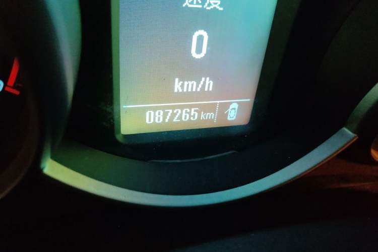 Used Chevrolet Cruze 2015 1.5L Classic SL MT Odometer Close Up