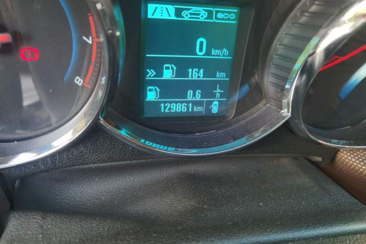 Used Chevrolet Cruze 2015 Hatchback 1.6L Manual Comfort Edition Odometer Close Up