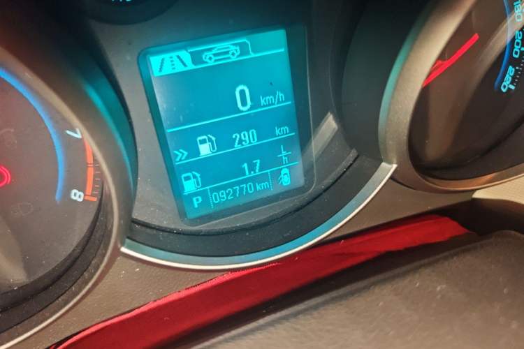 Used Chevrolet Cruze 2015 1.5L Classic SE AT Odometer Close Up