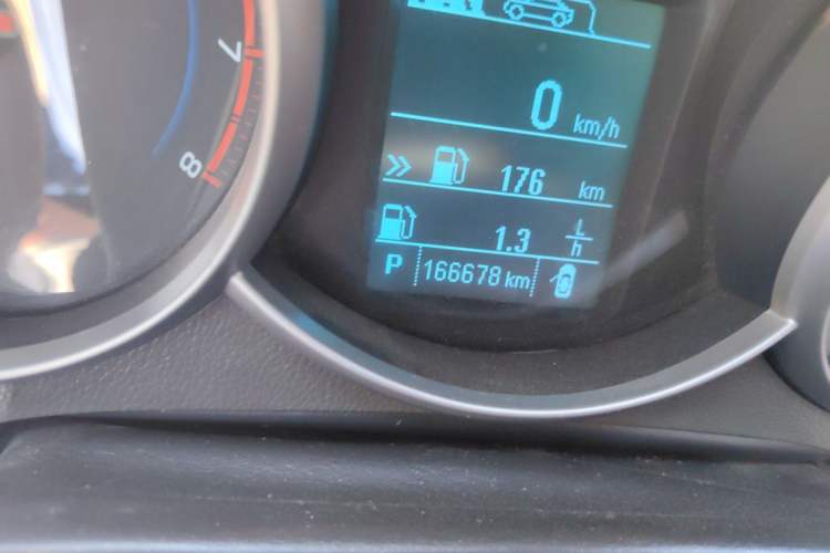 Used Chevrolet Cruze 2015 1.5L Classic SE AT Odometer Close Up
