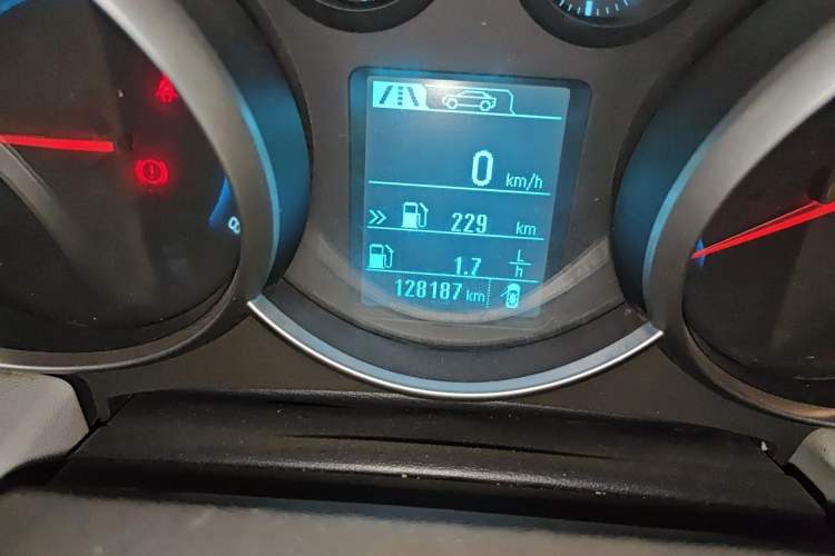 Used Chevrolet Cruze 2015 1.5L Classic SL MT Odometer Close Up
