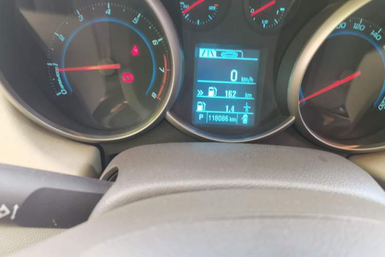Used Chevrolet Cruze 2015 1.5L Classic SE AT Odometer Close Up