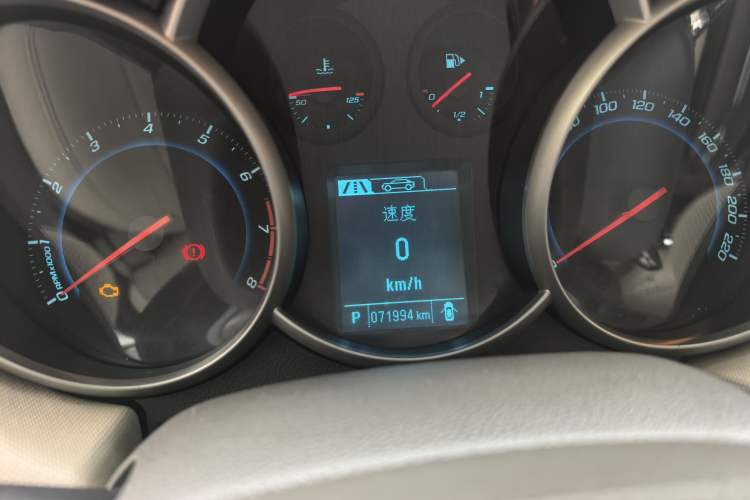 Used Chevrolet Cruze 2015 1.5L Classic SE AT Odometer Close Up