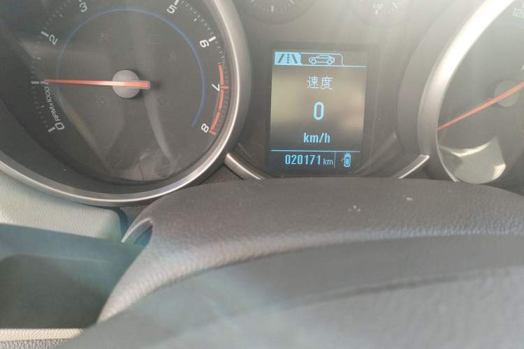 Used Chevrolet Cruze 2015 1.5L Classic SL MT Odometer Close Up