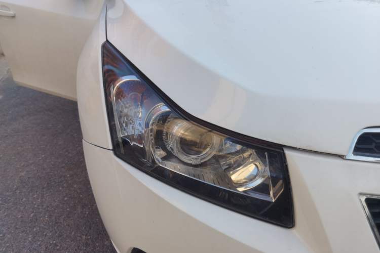 Used Chevrolet Cruze 2015 Hatchback 1.6L Manual Comfort Edition Right Front Headlight