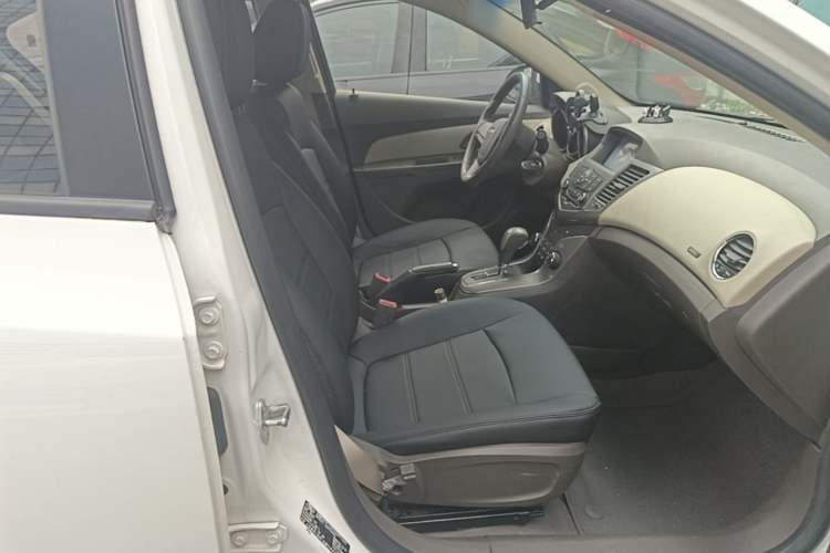 Used Chevrolet Cruze 2015 1.5L Classic SE AT Right Front Seat