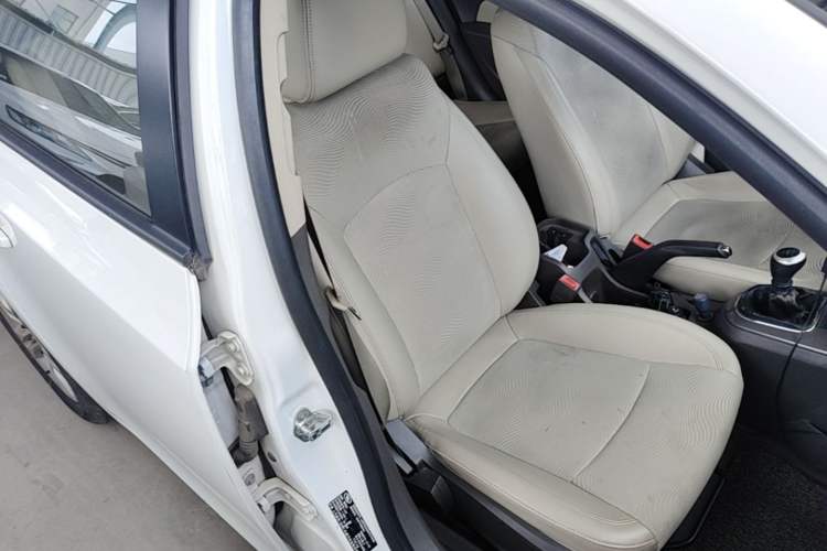 Used Chevrolet Cruze 2015 1.5L Classic SE MT Right Front Seat