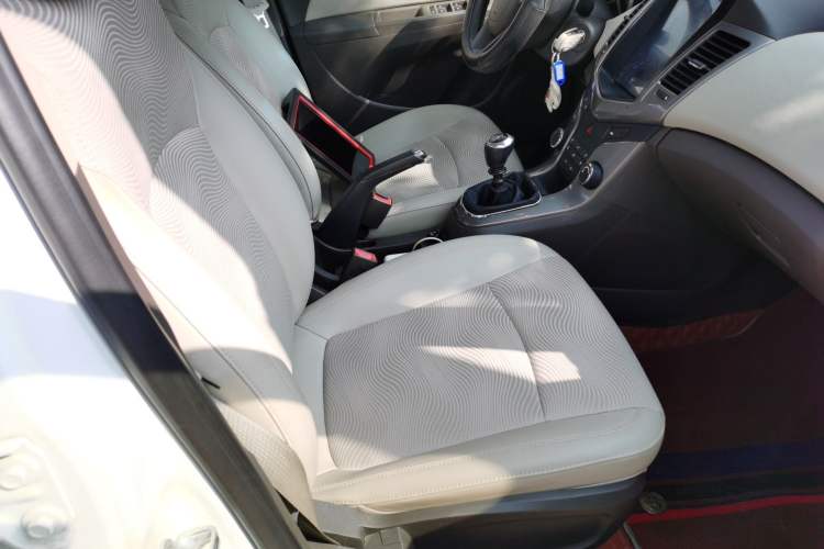 Used Chevrolet Cruze 2015 1.5L Classic SE MT Right Front Seat
