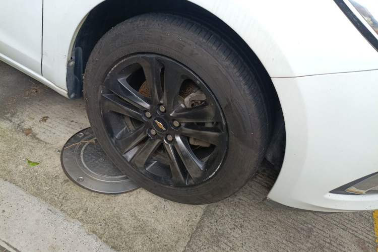 Used Chevrolet Cruze 2015 1.4T DCG Luxury Edition Right Front Wheel Hub