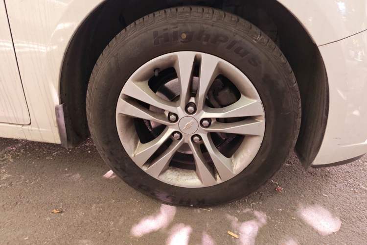 Used Chevrolet Cruze 2015 Hatchback 1.6L Manual Comfort Edition Right Front Wheel Hub