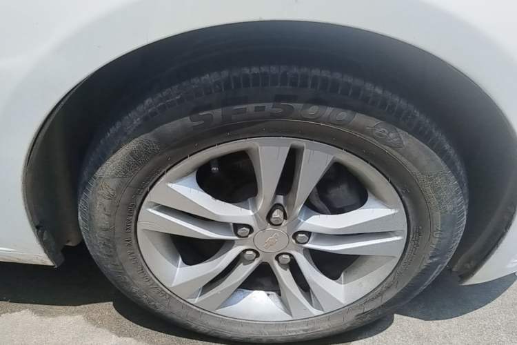 Used Chevrolet Cruze 2015 1.5L Classic SE MT Right Front Wheel Hub